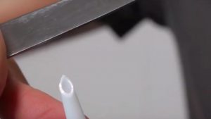 abrir la boquilla del cartucho de silicona