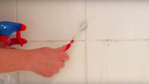 limpiar las juntas de los azulejos de una bañera