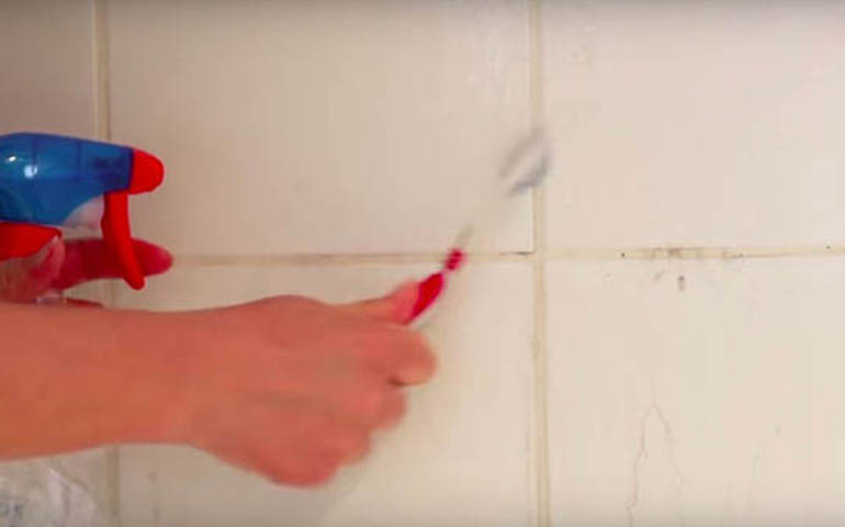 Cómo limpiar las juntas de los azulejos de la bañera